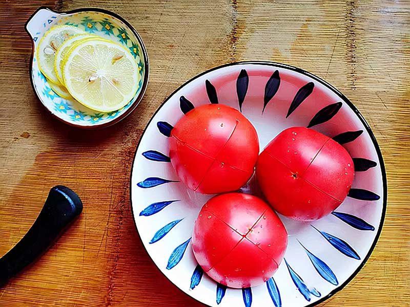 گوجه و لیمو برای رفع سیاهی زیر چشم